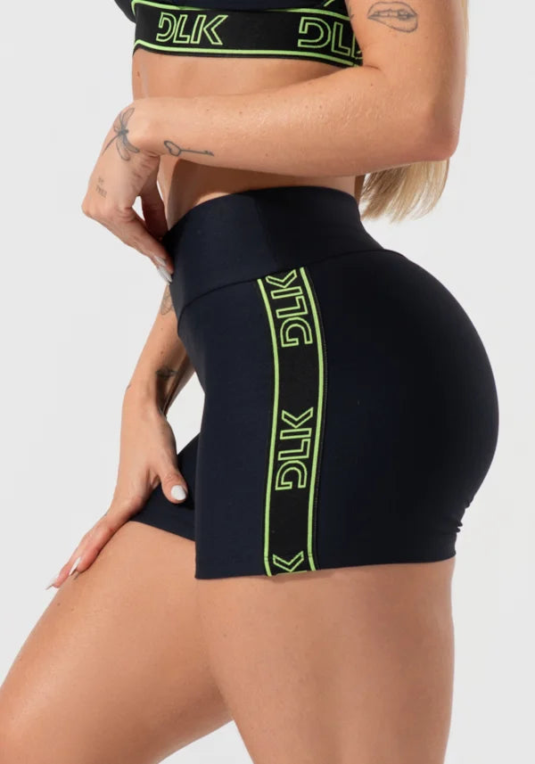 Shorts DLK com tule na lateral